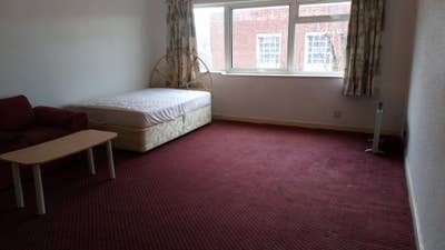 Large studio flat New Malden Station & High Street Main Photo