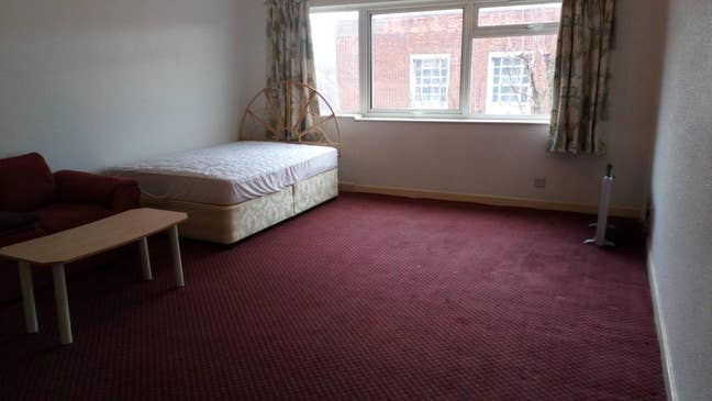 Large studio flat New Malden Station & High Street Main Photo