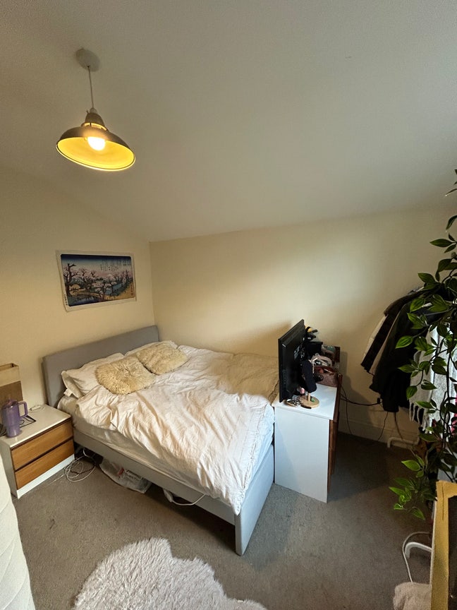 Double room to rent in female house Main Photo