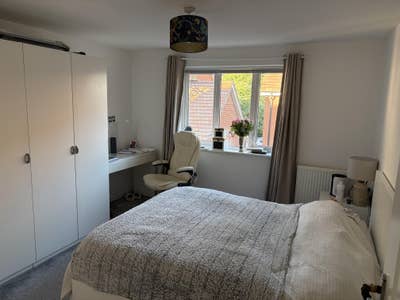Spacious double room for couple to share Main Photo