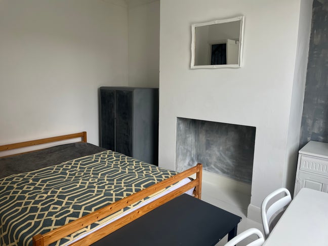 Large bright clean room available NOW Derby Main Photo