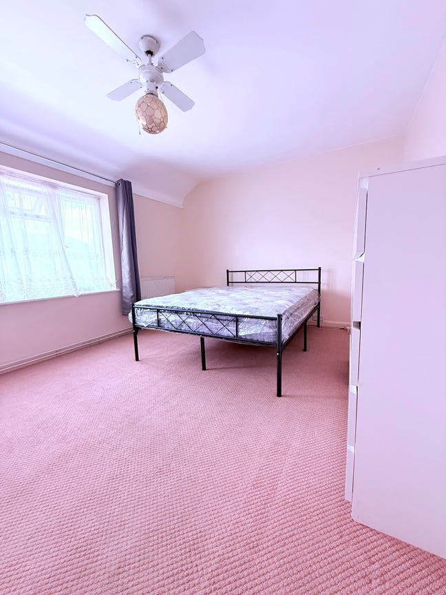  Large double Room in quiet house in Dagenham RM9 Main Photo