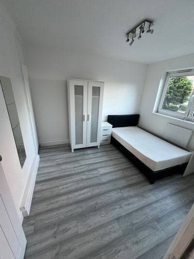 4-Bed house with private garden E1 5QN Main Photo