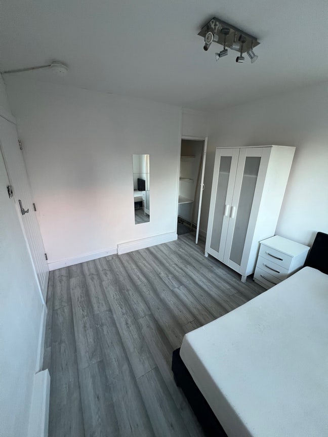 4-Bed house with private garden E1 5QN Main Photo