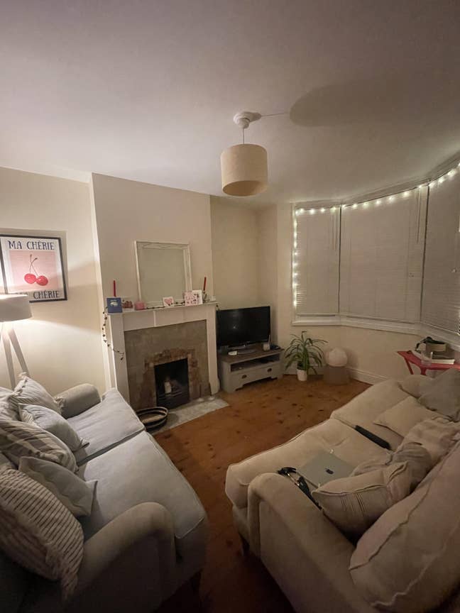 Double bed room in gorgeous 2 bed terraced house Main Photo