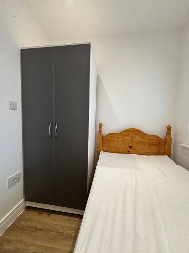 Newly Refurbished 2 rooms available for rent  Main Photo