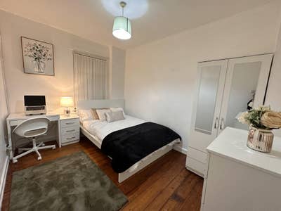 Spacious Double Room | Bills Included | M16 Main Photo