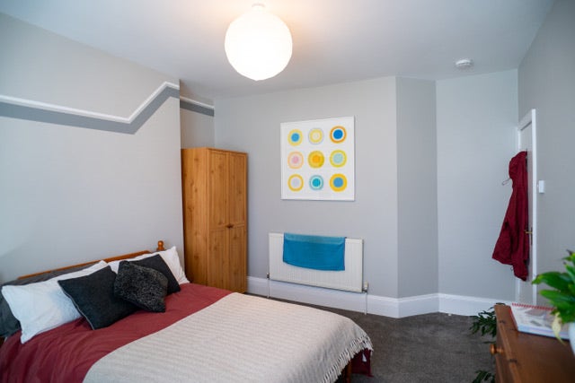 Large Double Room in spacious apartment  Main Photo