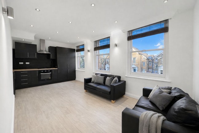 Stunning 3 Bed Split Level Flat - Utp Main Photo