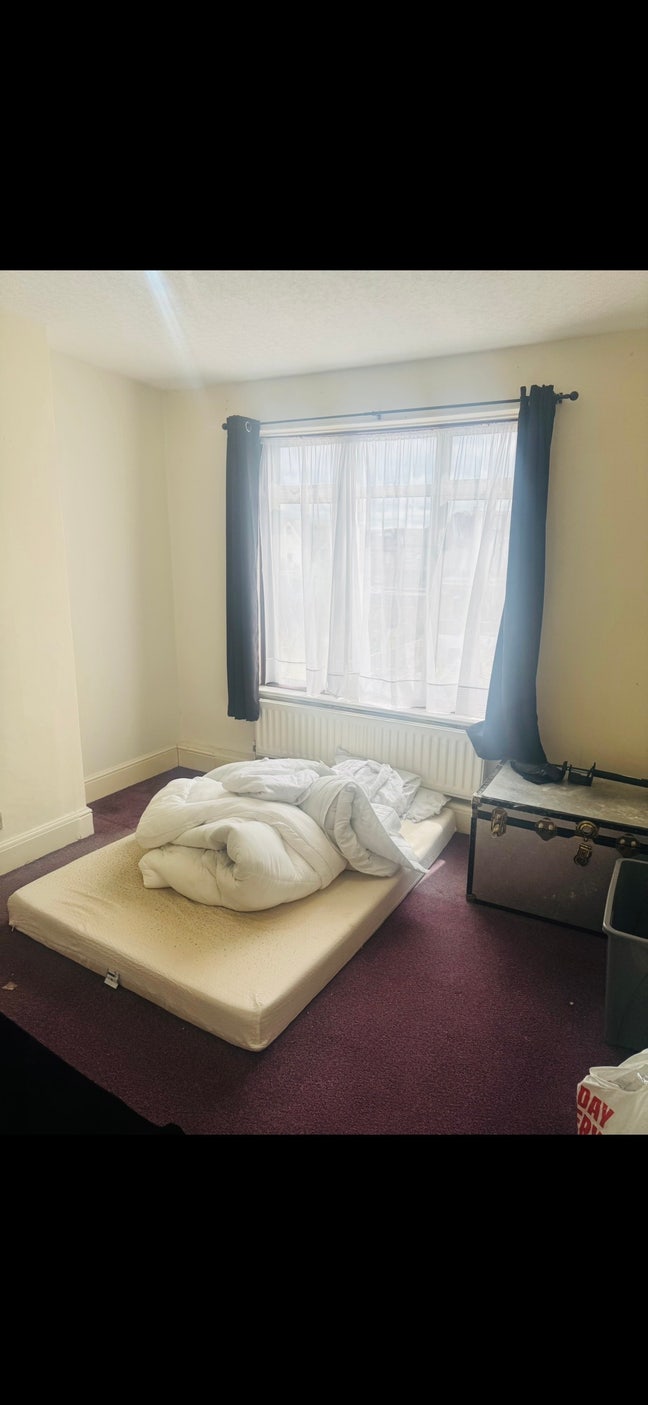 Room to let for singles or couples Main Photo