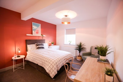 Room with En Suite, All Bills Included! Main Photo