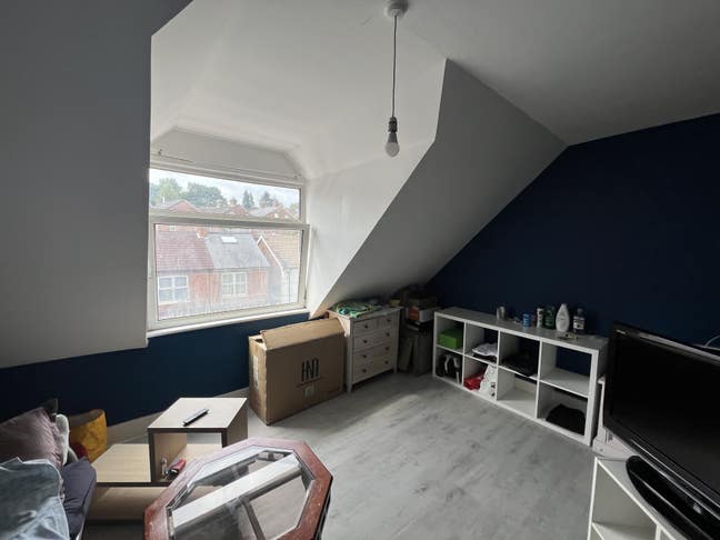 2x Rooms with shared bathroom & kitchen  Main Photo