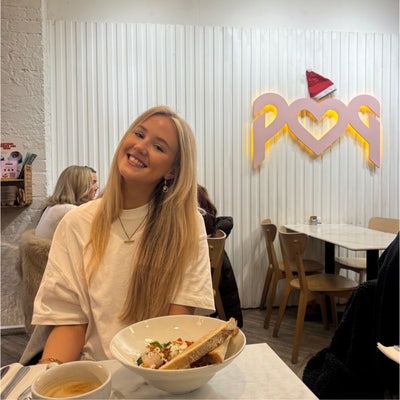 Young professional looking for flatmates  Main Photo
