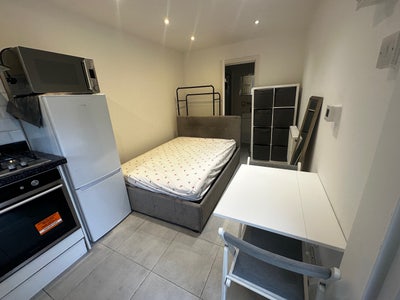Spacious self-contained studio flat, available now Main Photo
