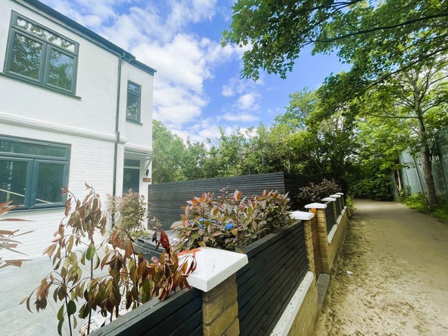 Absolutely Stunning 2Bed 2Bath Lyveden Rd Tooting  Main Photo