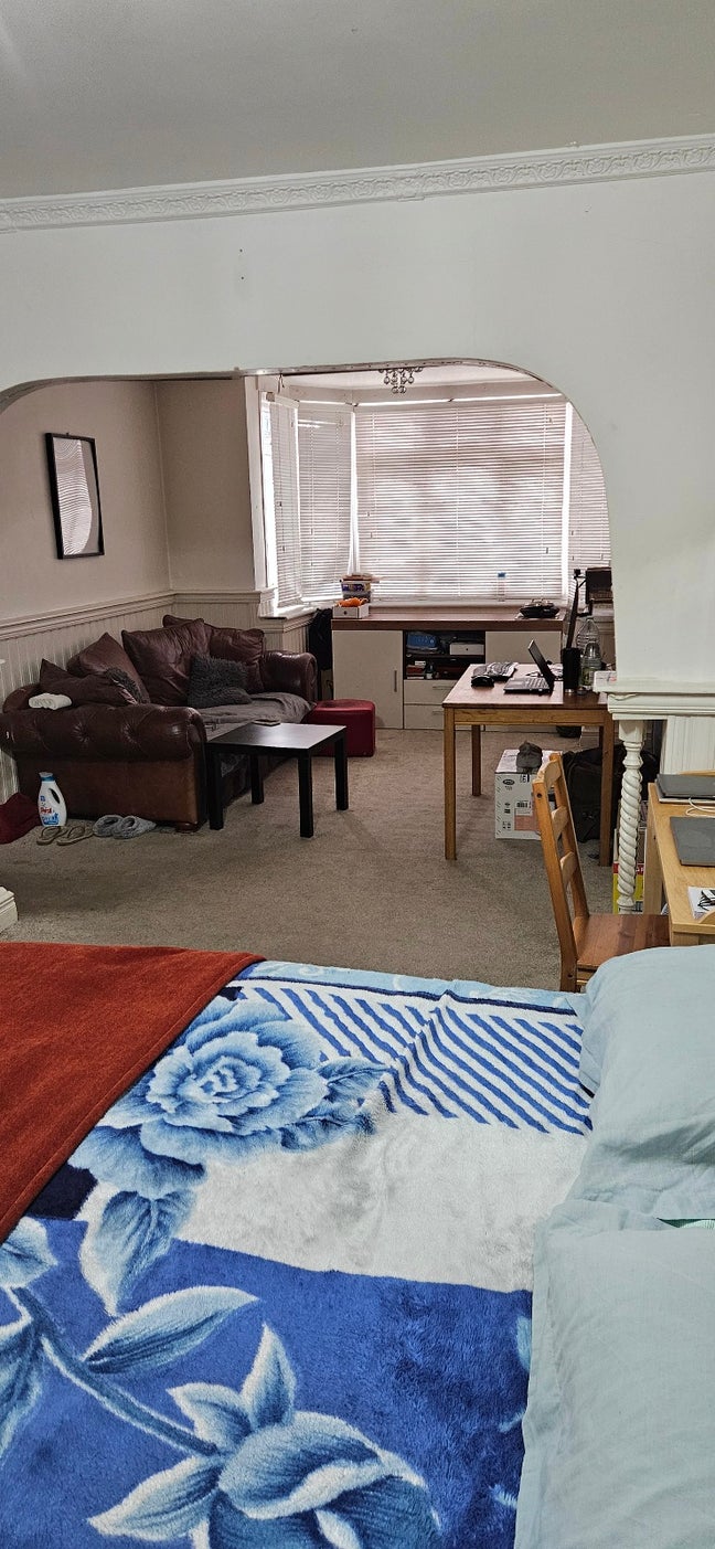 Very large room close to L&D hospital  Main Photo