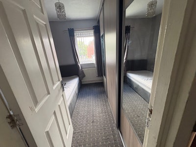 ROOM IN M24  Main Photo