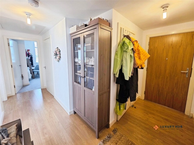 Spacious 2 Bed Apartment with Parking Main Photo