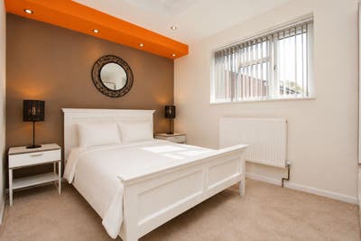 🌿 2 Double Rooms Available in a Flat with Garden  Main Photo