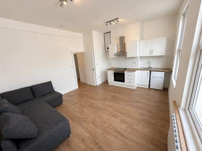 4 Bed Flat with  Living Room - 1 Min to Station Main Photo