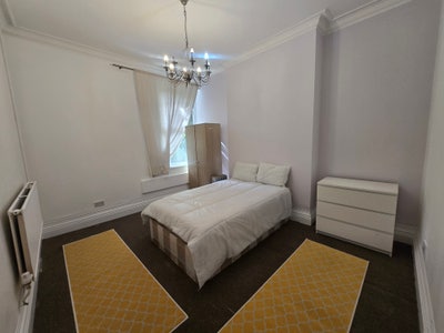 ***Large Double room in town centre** Main Photo