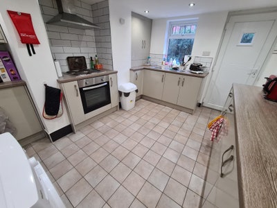 Lovely Spacious House Edge of City Centre Near Lgi Main Photo