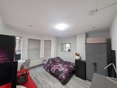 Spacious Double Room in Friendly 5-Bed Flat Main Photo