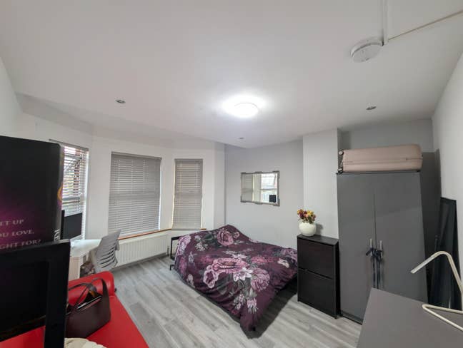 Spacious Double Room in Friendly 5-Bed Flat Main Photo