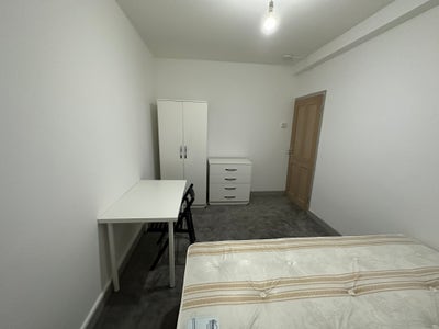 Large Single Room Available in White City Main Photo