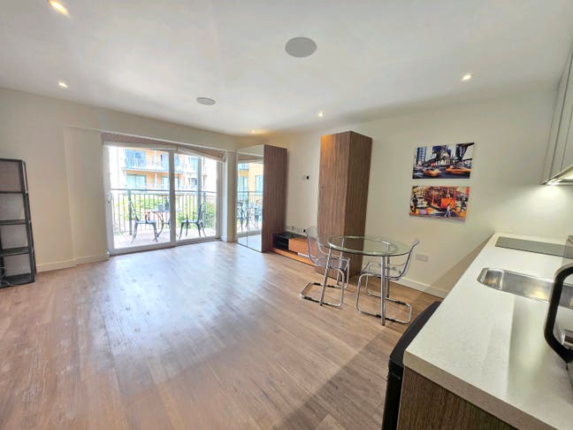 A modern studio flat located  Cls to Colindal stn Main Photo