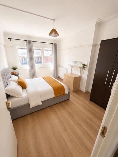 4 Large Rooms in a Top-Floor Flat - Jubilee Line Main Photo