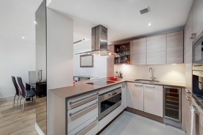 Luxury 2B Flat; Rent Main Bedroom Main Photo