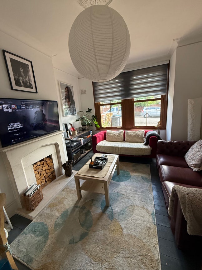 Double bedroom in renovated house with garden Main Photo
