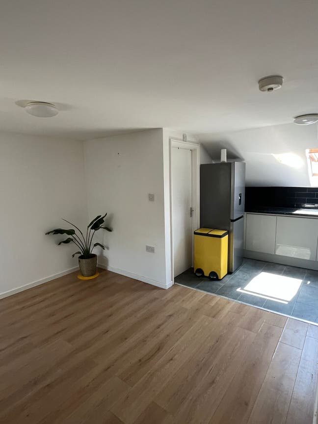 Spacious One-Bedroom Top Floor Flat Main Photo