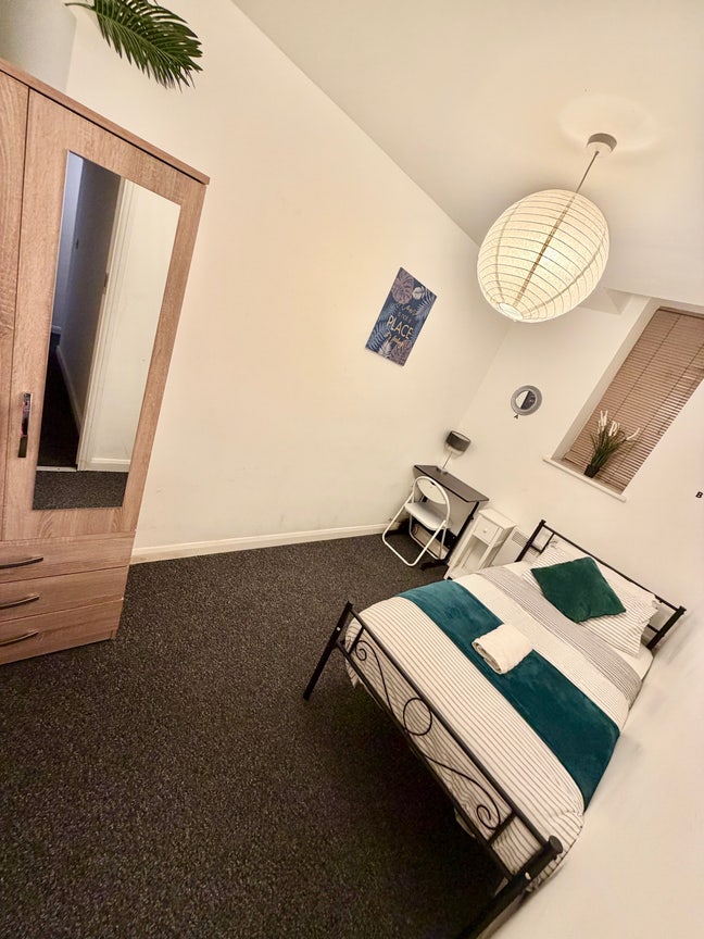 3 bedroom furnished flat in Salford Precinct  Main Photo