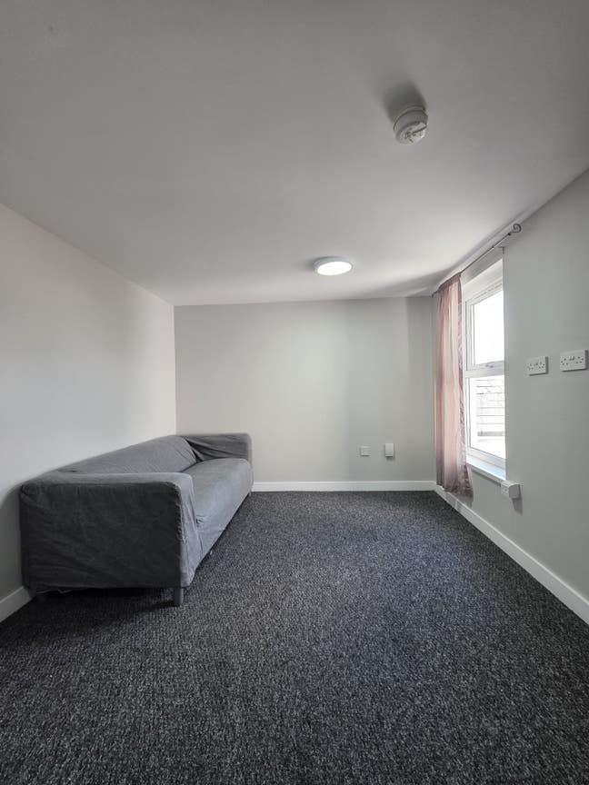 1 Bed Flat on Lower Cathedral Road Main Photo