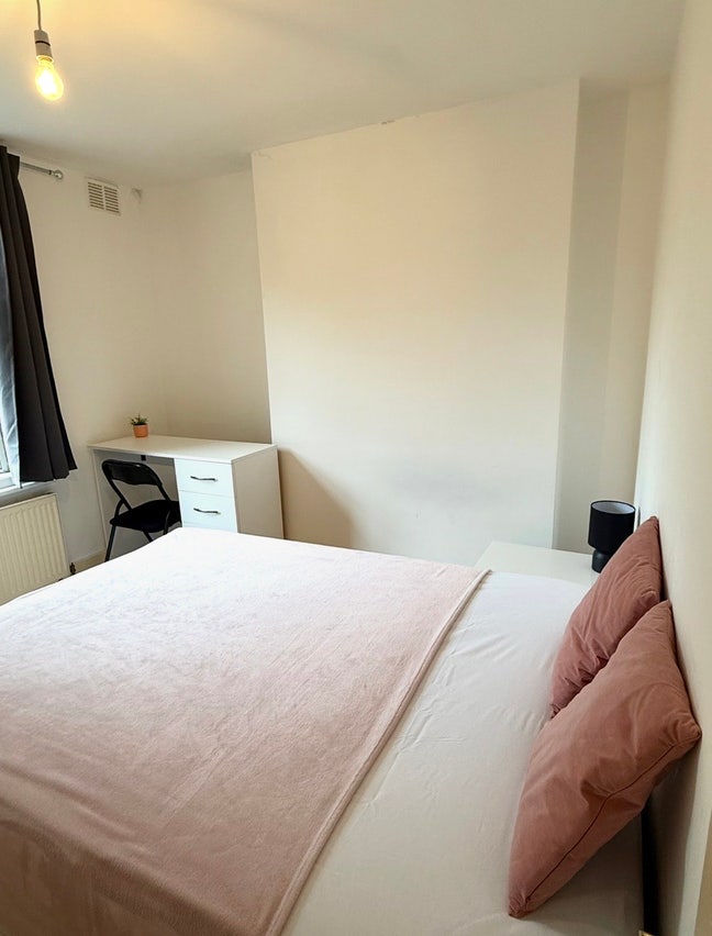 Bright Room located in Kensal Green - Zone 2 Main Photo