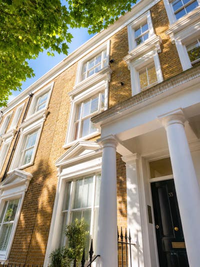 Bright & Spacious One-Bedroom Flat in Prime Earl's Main Photo