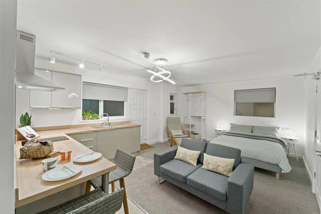 Studio Flat - Close to City Couples Welcome! Main Photo