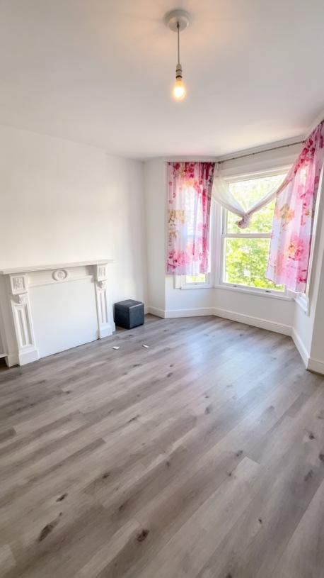 Bright & Spacious 5-Bedroom Home in Forest Gate Main Photo