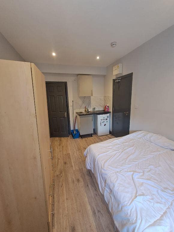 Studio Room Available – Bath Road, SL1 Main Photo