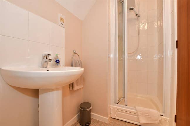 En-suite room in townhouse near city centre Main Photo