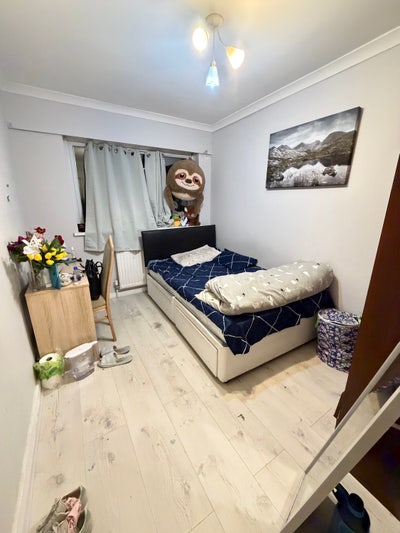 Spacious Room Near Stratford  Main Photo