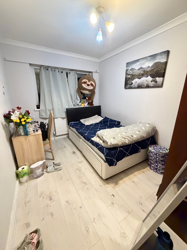 Spacious Room Near Stratford  Main Photo