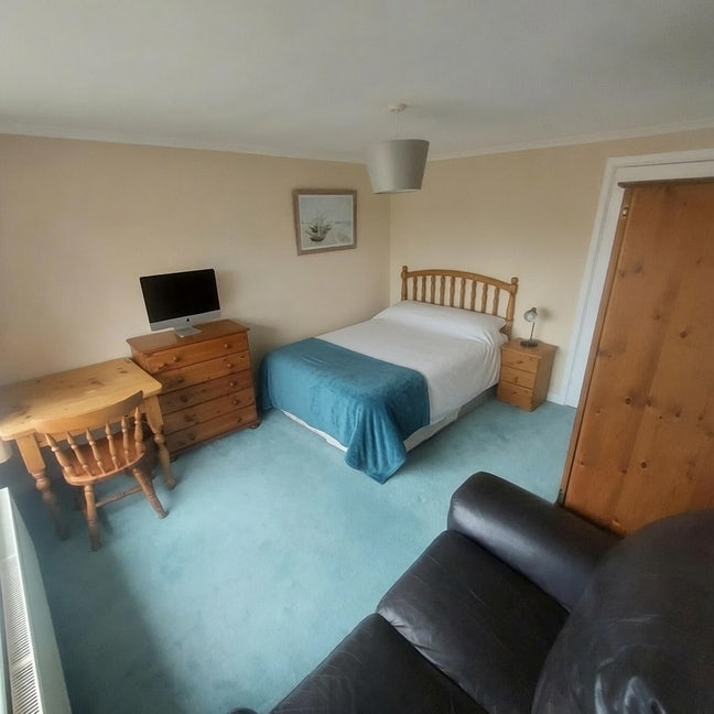 Large Double Bedroom 5 Minute Walk to New Milton Main Photo