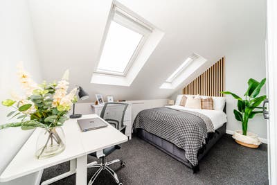 Modern & Welcoming 5-Bed Professional House Share Main Photo