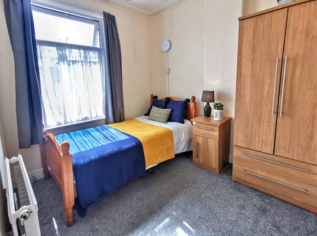 Ensuite/Nr Retail Park, Town & Bus/4 bed HMO Main Photo