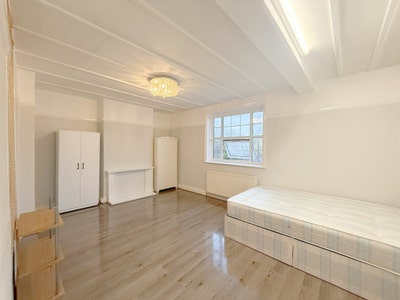 Comfortable Room in Modern Flatshare! Main Photo