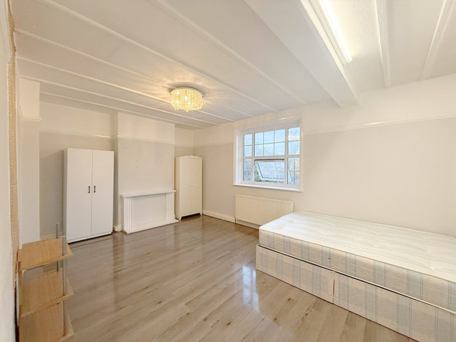 Comfortable Room in Modern Flatshare! Main Photo