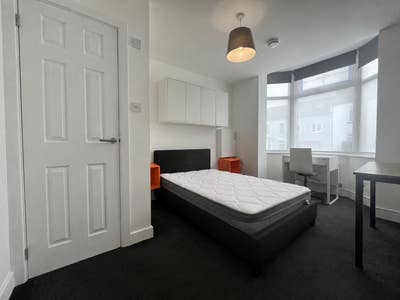Bright En-Suite Room, 1 week's rent free + &pound;50  Main Photo